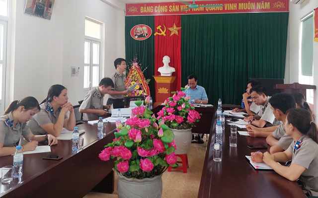 Cục trưởng Hoàng Văn Truyền làm việc tại Chi cục THADS huyện Cẩm Thủy