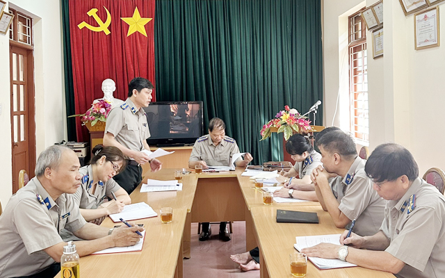Phó Cục trưởng Lê Bá Ngàn làm việc tại Chi cục THADS huyện Đông Sơn