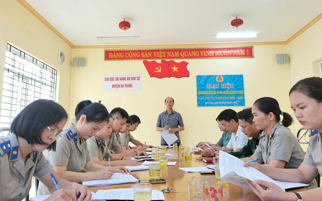 Ban Pháp chế HĐND huyện giám sát tại Chi cục THADS huyện Hà Trung