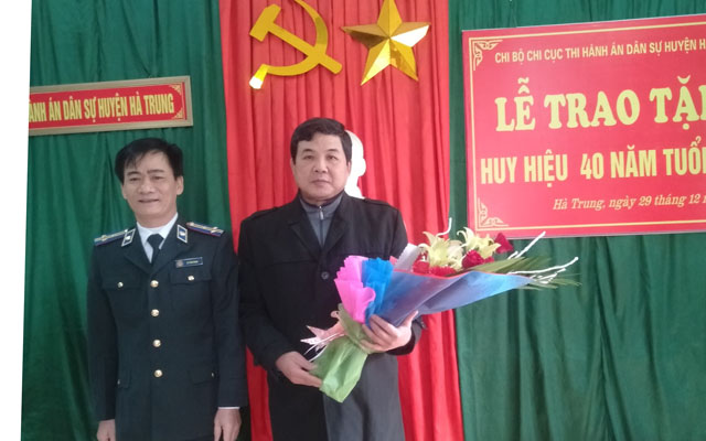 Trao tặng huy hiệu 40 năm tuổi Đảng cho nguyên Chi cục trưởng Chi cục THADS huyện Hà Trung