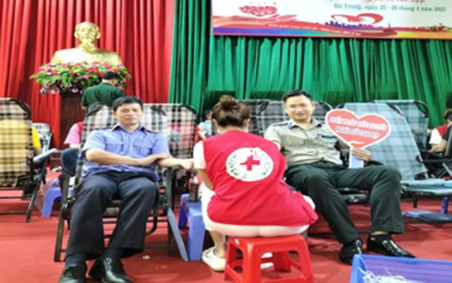 Công chức Chi cục THADS huyện Hà Trung tham gia hiến máu tình nguyện