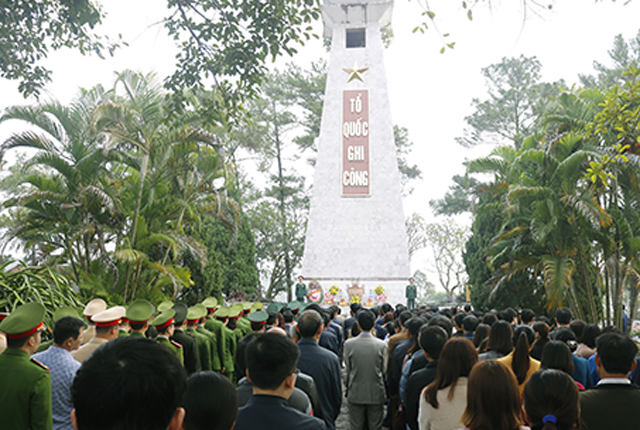 Cán bộ, công chức Chi cục THADS huyện Hà Trung tham gia dâng hương tại Nghĩa trang liệt sỹ