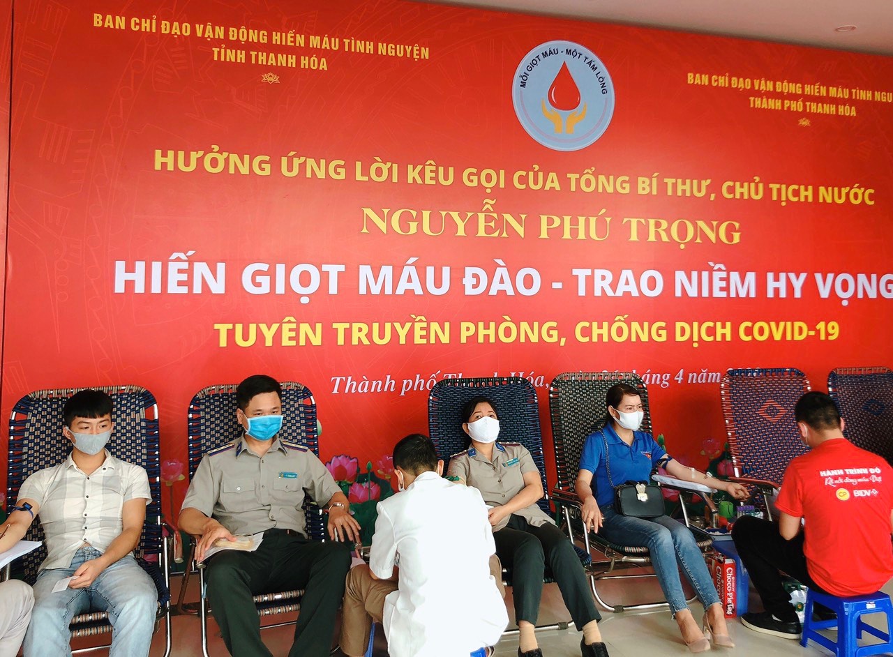 Đoàn viên thanh niên Chi cục THADS Thành phố Thanh Hóa tham gia hiến máu tình nguyện