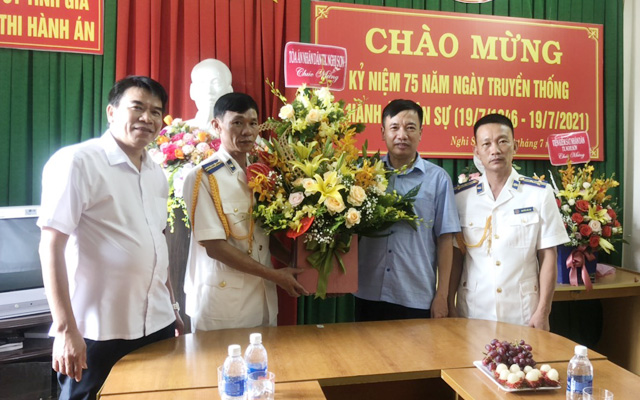 TAND, VKSND thị xã Nghi Sơn thăm, chúc mừng Chi cục THADS thị xã Nghi Sơn nhân dịp kỷ niệm 75 năm ngày thành lập ngành THADS