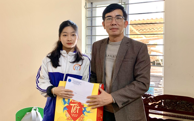 Chi cục THADS huyện Quảng Xương trao kinh phí đỡ đầu nhân dịp Tết Nguyên đán Quý Mão năm 2023