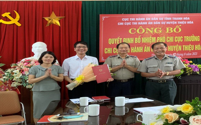 Công bố quyết định điều động, bổ nhiệm Phó Chi cục trưởng Chi cục THADS huyện Thiệu Hóa