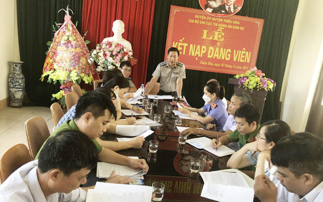 Chi cục THADS huyện Thiệu Hóa họp bàn cưỡng chế giao tài sản cho người mua trúng đấu giá