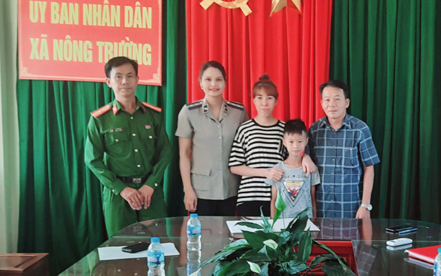 Chi cục THADS huyện Triệu Sơn động viên, thuyết phục thành công việc giao người chưa thành niên cho người được giao nuôi dưỡng