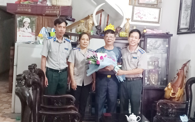 Chi cục THADS huyện Vĩnh Lộc thăm, tặng quà cán bộ hưu trí nhân kỷ niệm 75 năm ngày truyền thống THADS (19/7/1946 - 19/7/2021)
