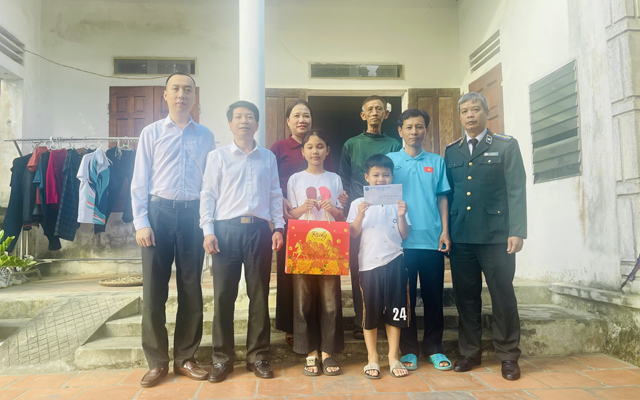 THADS tỉnh trao quà động viên gia đình công chức có hoàn cảnh đặc biệt khó khăn