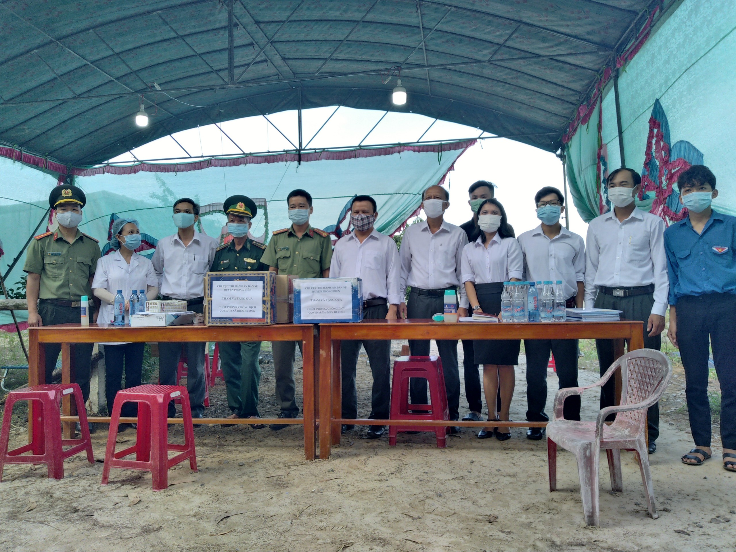 Thăm và tặng quà cho lực lượng đang làm công tác chốt chặn kiểm soát dịch bệnh Covid-19 tại huyện Phong Điền, tỉnh Thừa Thiên Huế