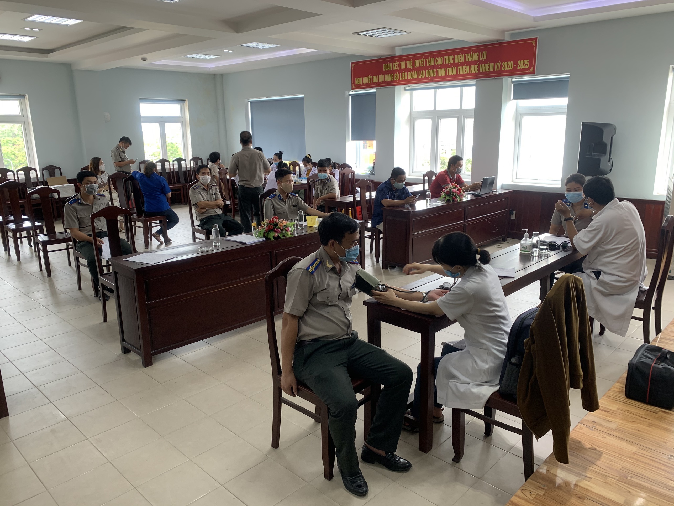 Đoàn viên công đoàn cơ sở cơ quan Cục Thi hành án dân sự Thừa Thiên Huế tham gia hiến máu tình nguyện giữa mùa dịch