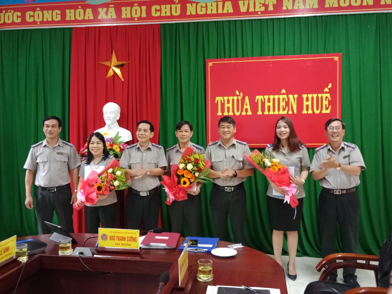 Tổ chức lễ công bố, trao quyết định về công tác tổ chức cán bộ và Hội nghị trực tuyến công chức, người lao động các cơ quan Thi hành án dân sự trên địa bàn tỉnh Thừa Thiên Huế.