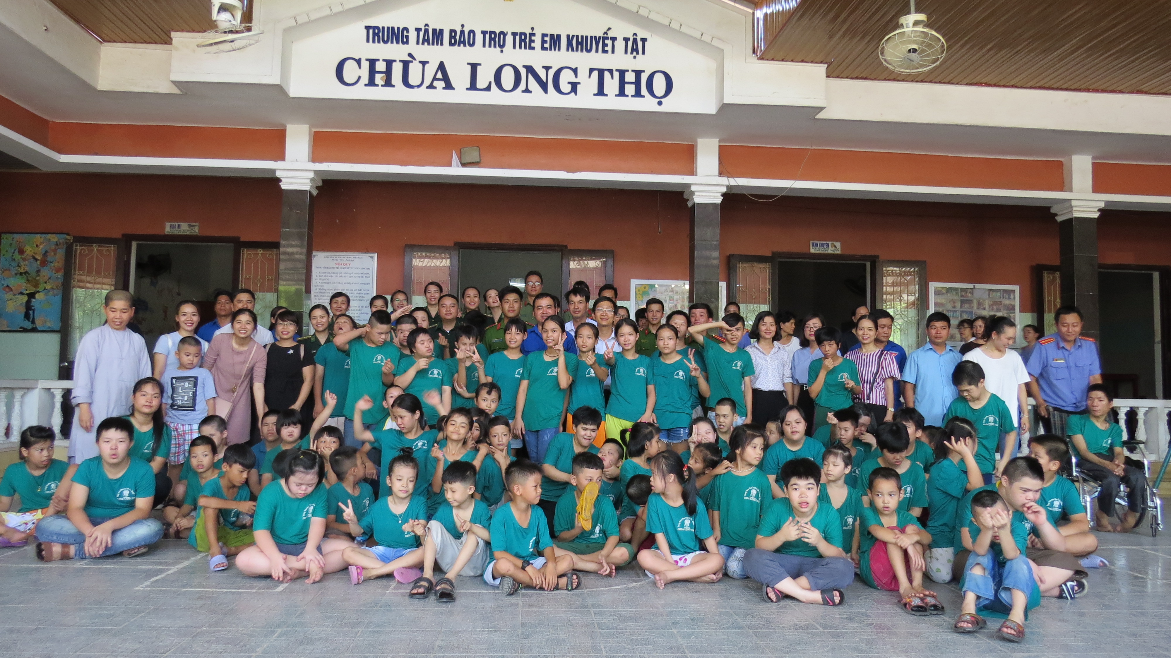 Cục Thi hành án dân sự tỉnh Thừa Thiên Huế tham gia hoạt động thiện nguyện của Khối thi đua Nội chính tại Chùa Long Thọ