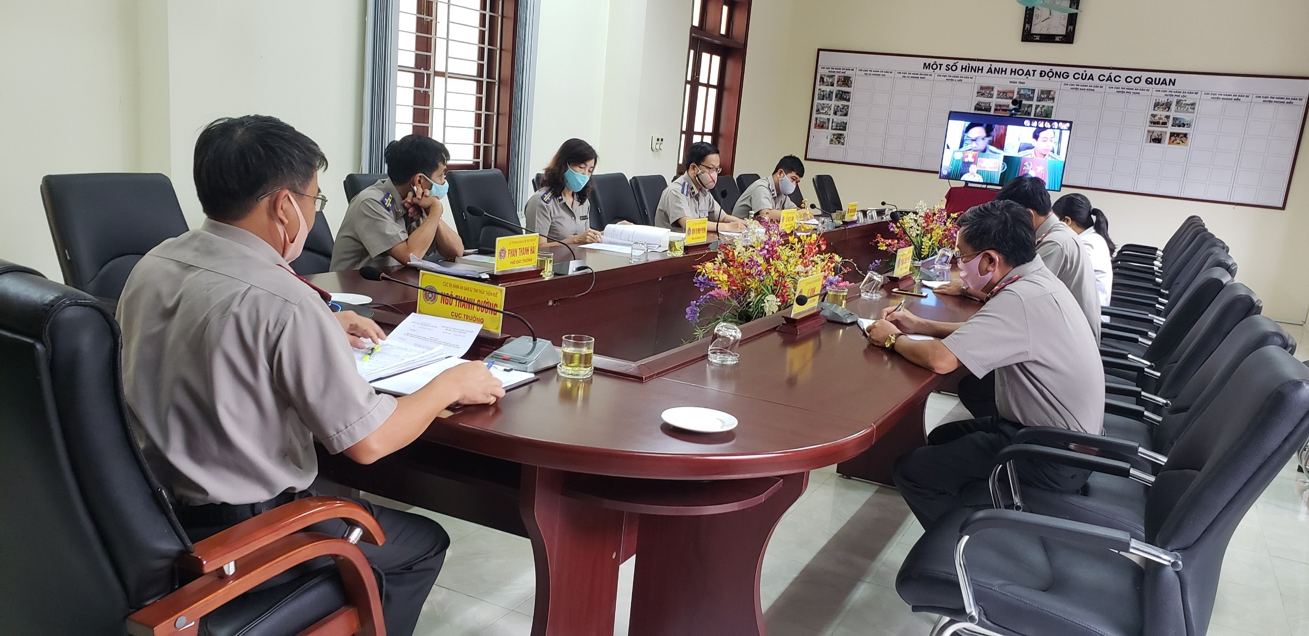 Cục Thi hành án dân sự tinh Thừa Thiên Huế tổ chức họp trực tuyến để nghe những khó khăn vướng mắc và đề xuất, kiến nghị trong việc thực hiện giao việc cho công chức làm việc tại nhà thông qua ứng dụng công nghệ thông tin.