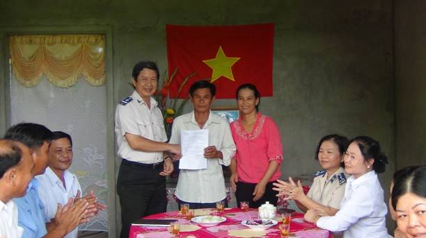 Cục Thi hành án dân sự tỉnh Tiền Giang bàn giao nhà tình nghĩa tặng gia đình chính sách năm 2017