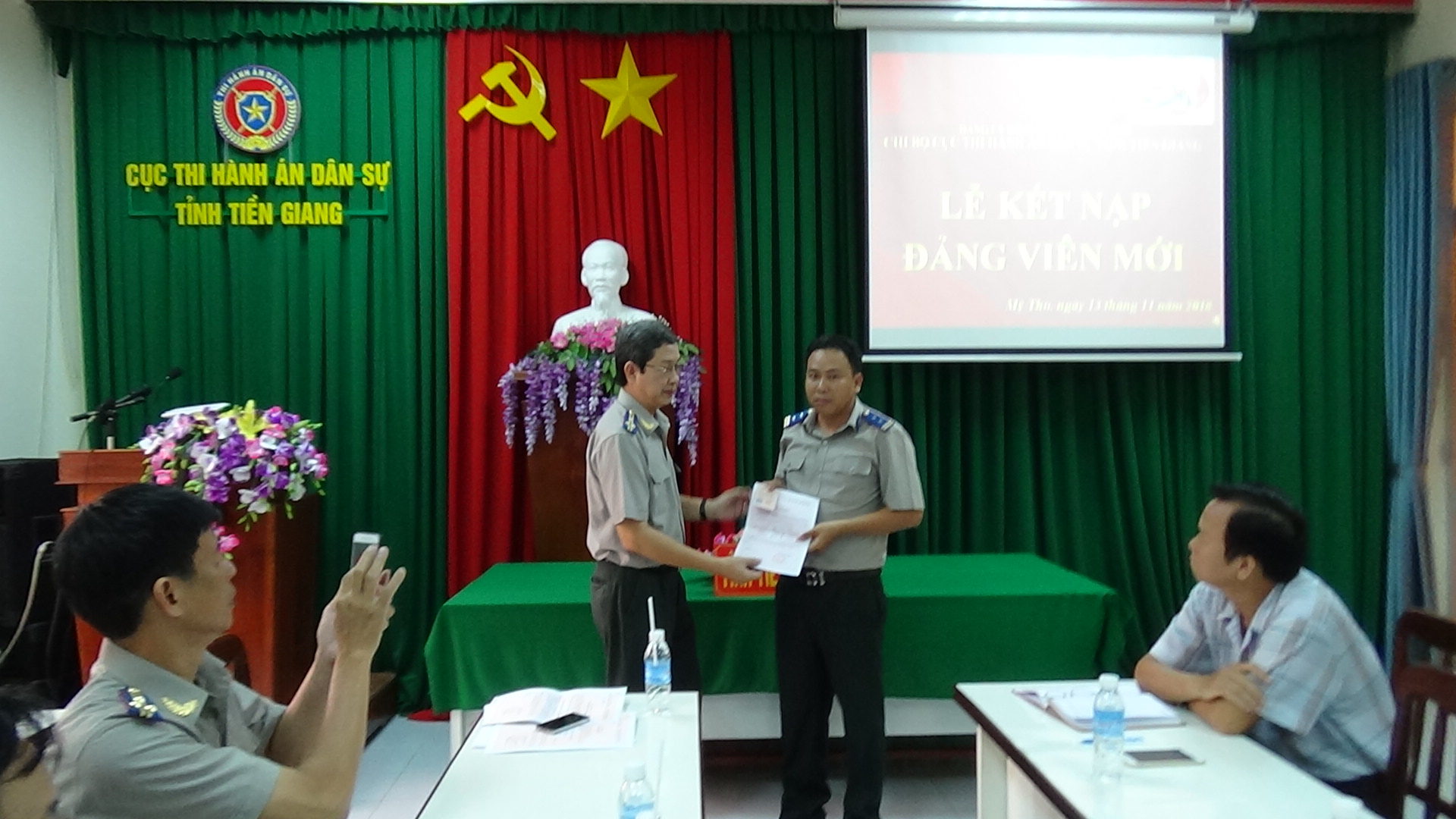 Đồng chí Trần Minh Tuấn – Bí thư Chi bộ trao Quyết định cấp thẻ Đảng viên