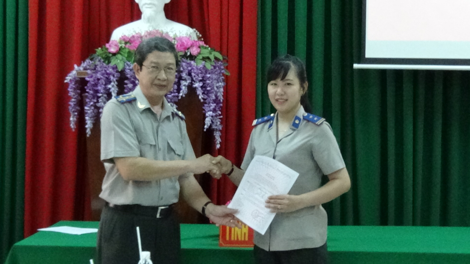 Chi bộ Cục Thi hành án dân sự tỉnh Tiền Giang tổ chức Lễ kết nạp Đảng viên mới