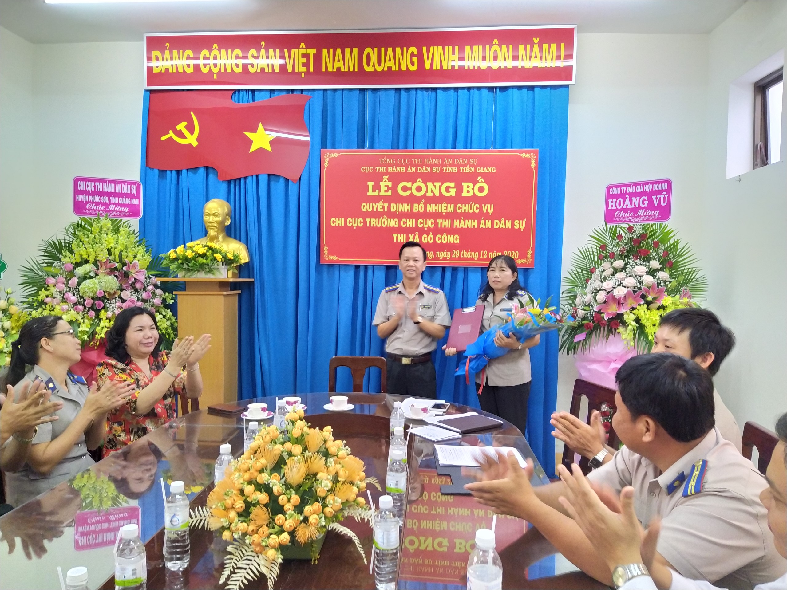 Cục Thi hành án dân sự tỉnh Tiền Giang tổ chức Công bố và trao các quyết định về công tác cán bộ