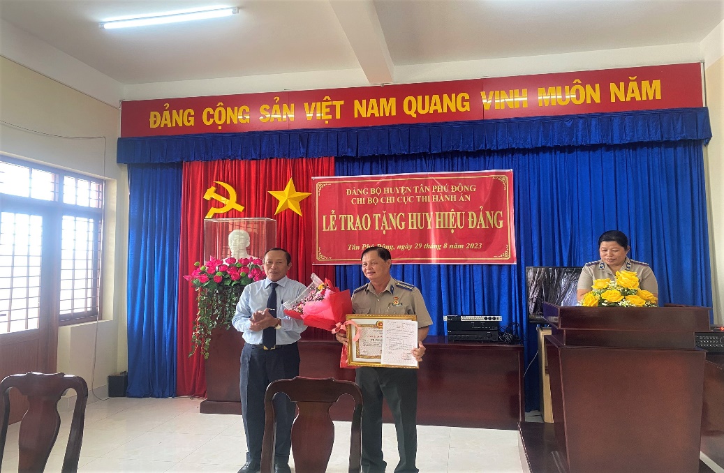 Chi bộ Chi cục THADS huyện Tân Phú Đông tổ chức Lễ trao tặng Huy hiệu đảng cho đồng chí Phan Đình Toàn