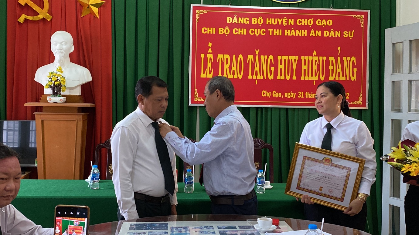 Chợ Gạo - Trao tặng Huy hiệu 30 năm tuổi Đảng