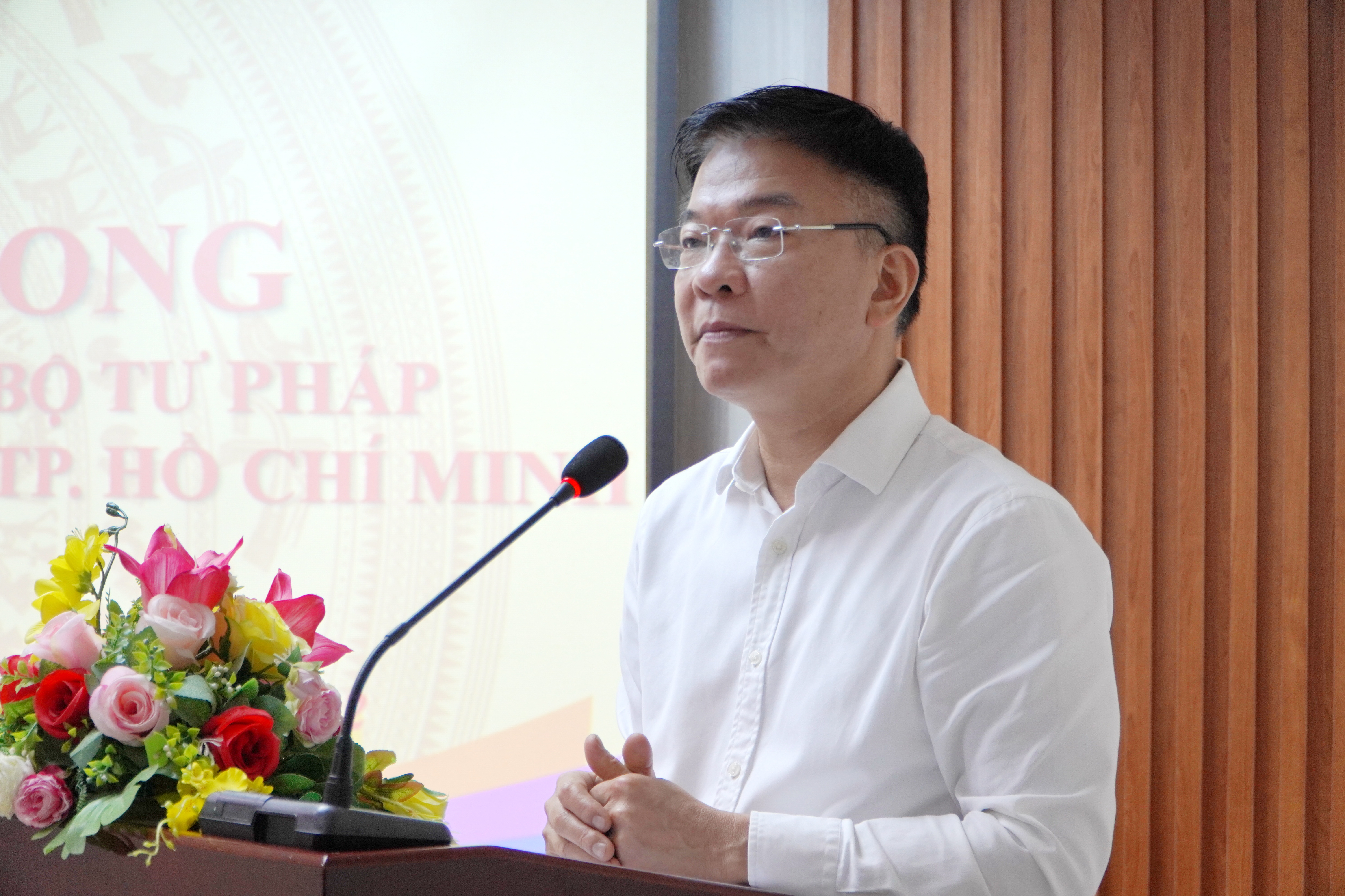 Bộ trưởng Bộ Tư pháp Lê Thành Long phát biểu tại buổi làm việc tại Cục THADS thành phố Hồ Chí Minh