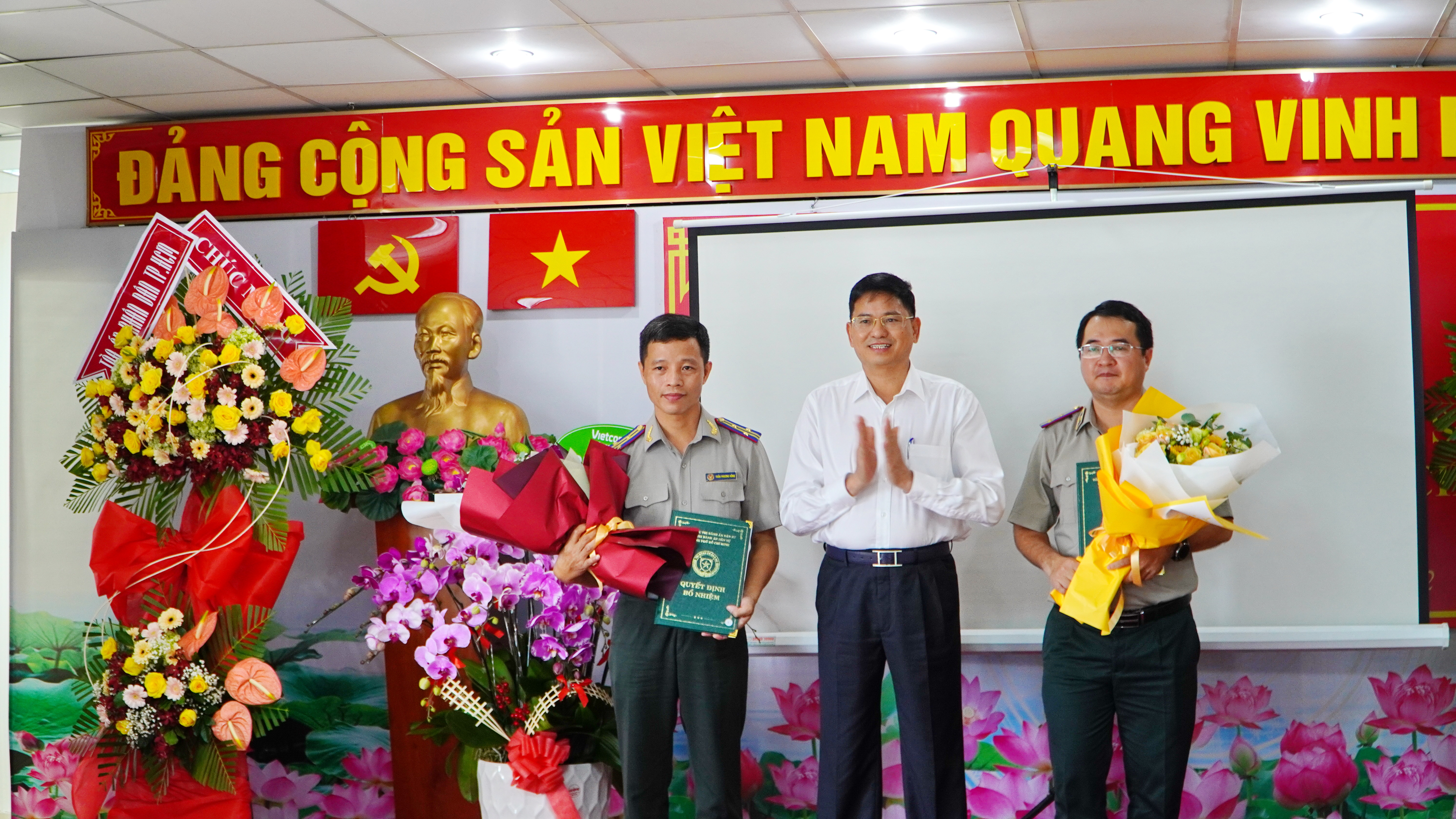 Đ/c Nguyễn Văn Lực -  Phó Tổng cục trưởng TCTHADS trao QĐ bổ nhiệm 02 Phó Cục trưởng Cục THADS TP.HCM