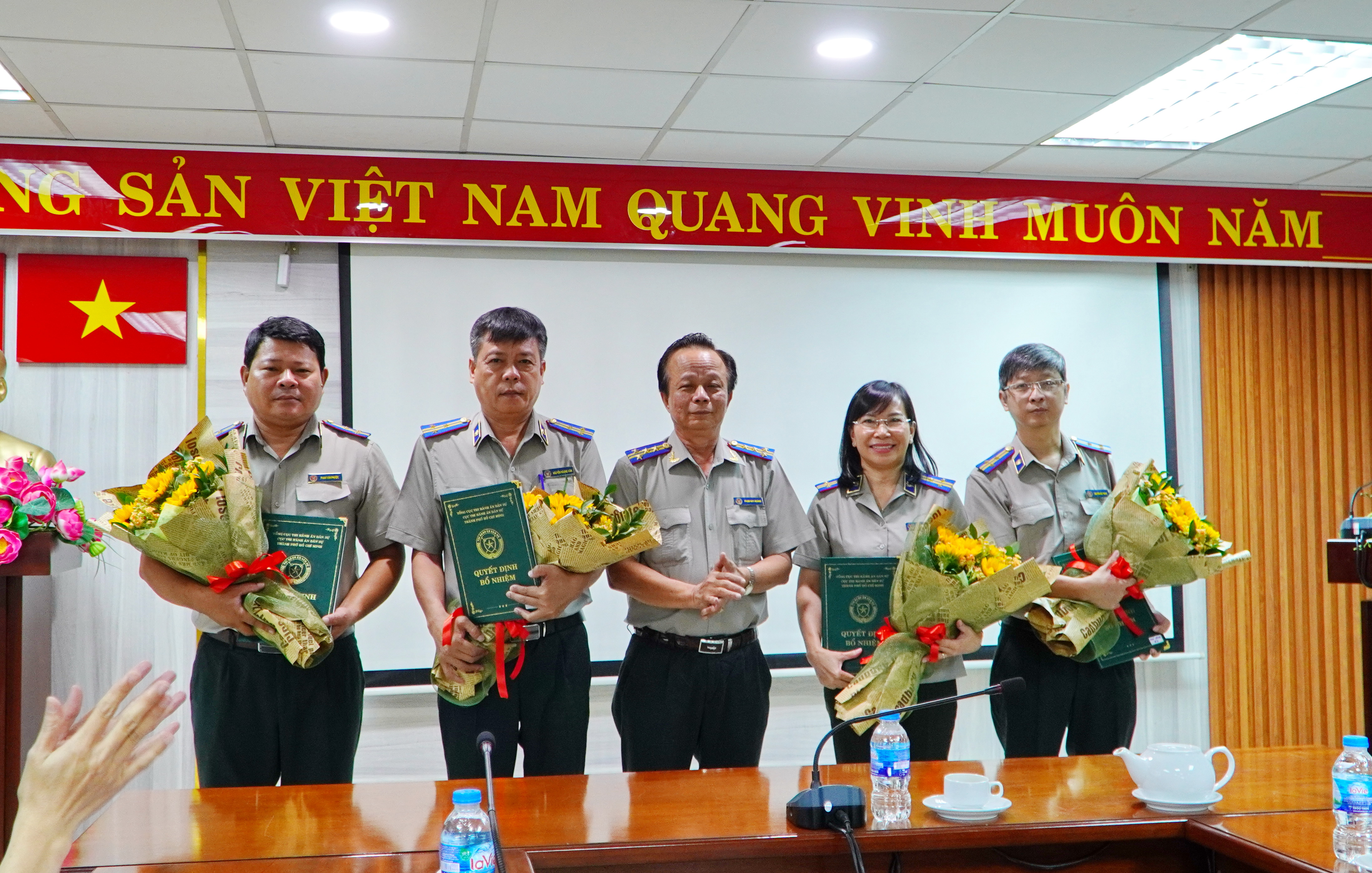 Phó cục trưởng Phạm Huy Hoàng trao các QĐ về công tác cán bộ