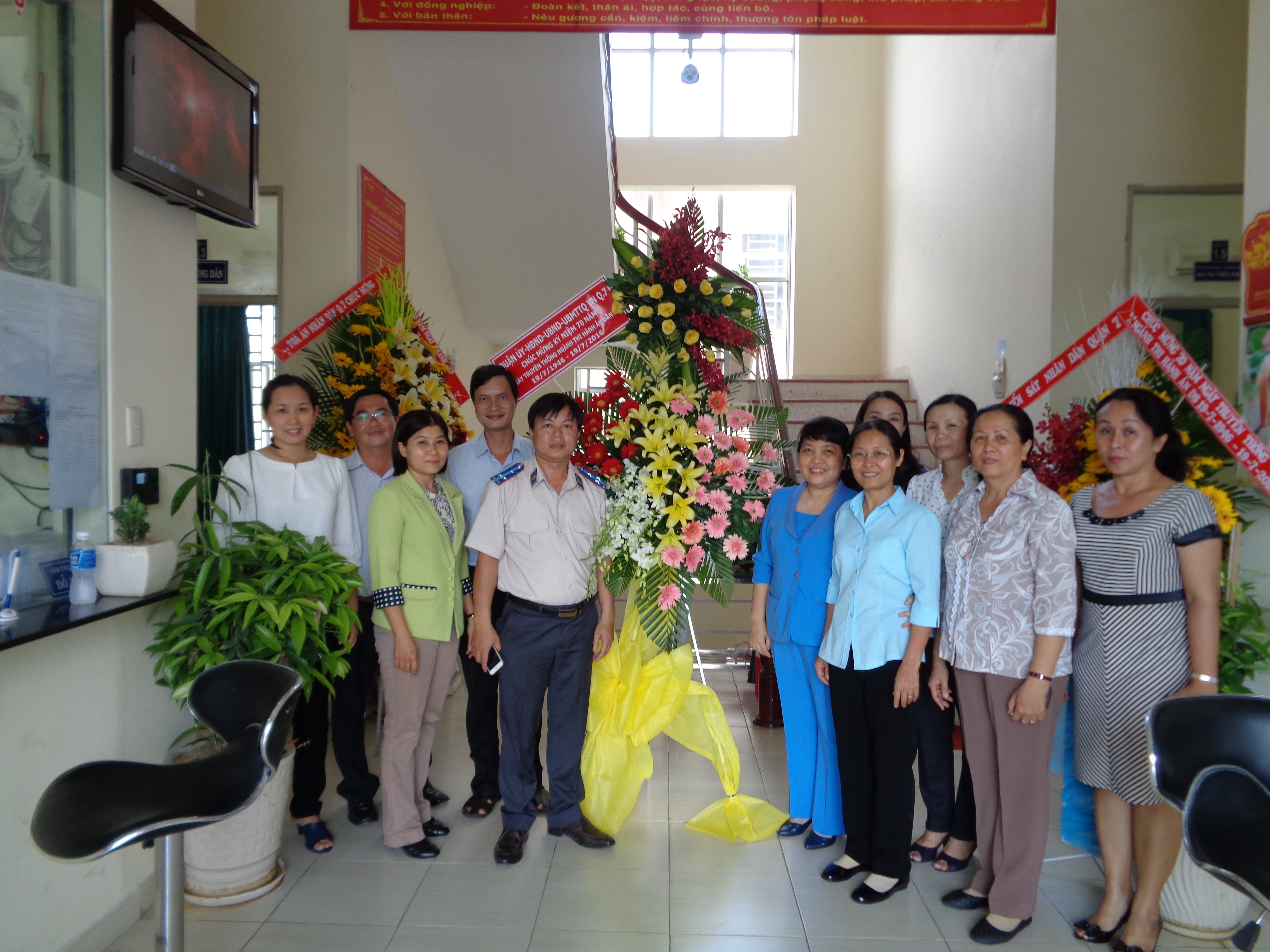 Quận ủy, HĐND, UBND, UBMTTQ Việt Nam Quận 7 chúc mừng 70 năm truyền thống ngành thi hành án dân sự tại Chi cục Thi hành án dân sự Quận 7.