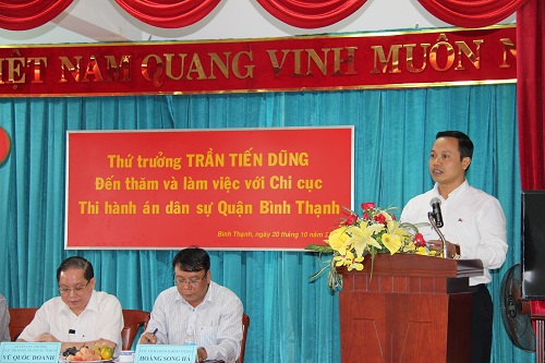 Thứ trưởng Bộ Tư pháp Trần Tiến Dũng làm việc với Chi cục Thi hành án dân sự quận Bình Thạnh, thành phố Hồ Chí Minh