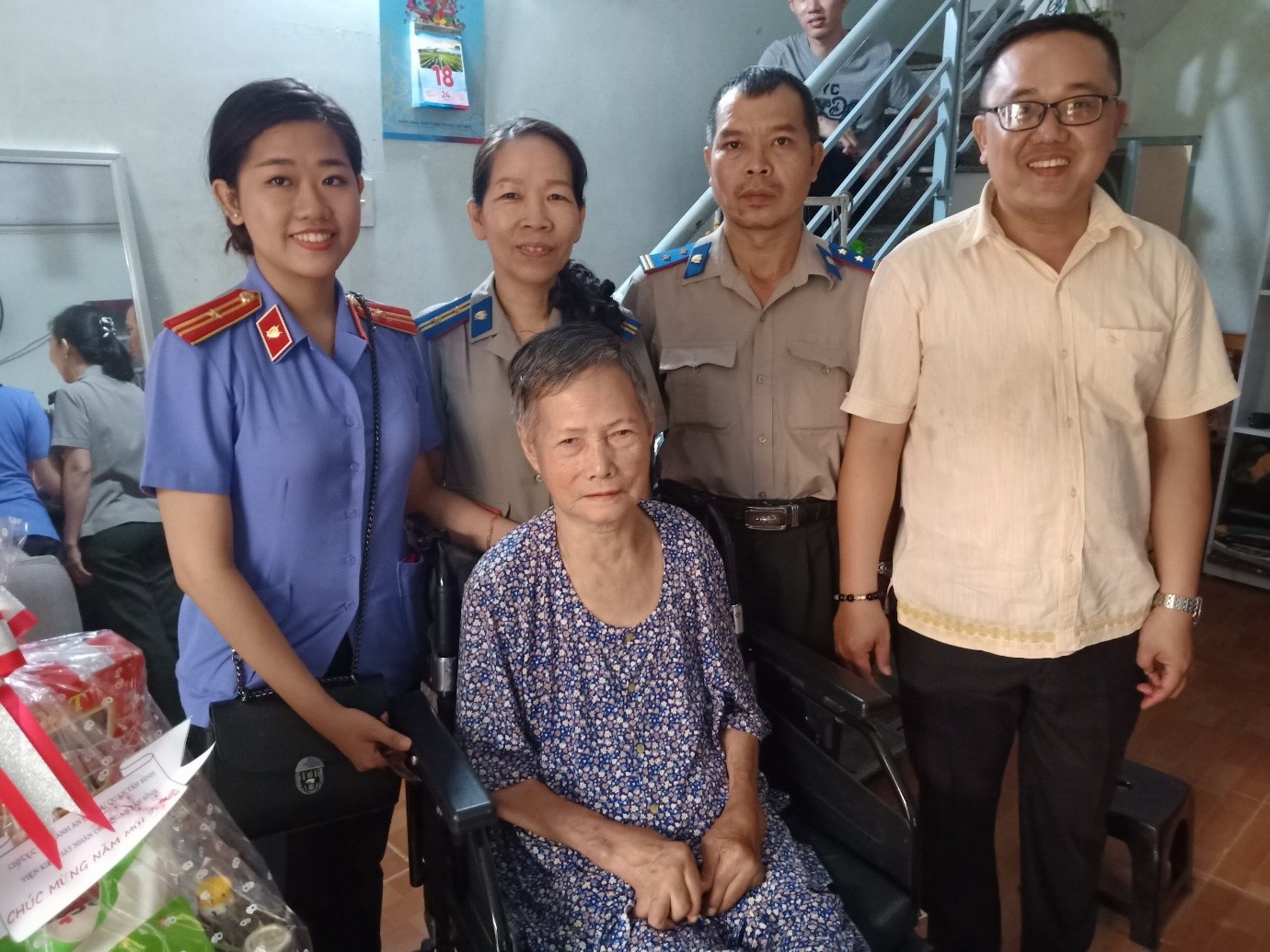 Chi cục Thi hành án dân sự quận Tân Bình thăm và tặng quà một số gia đình chính sách, gia đình có hoàn cảnh khó khăn nhân dịp Tết Nguyên đán Canh Tý năm 2020