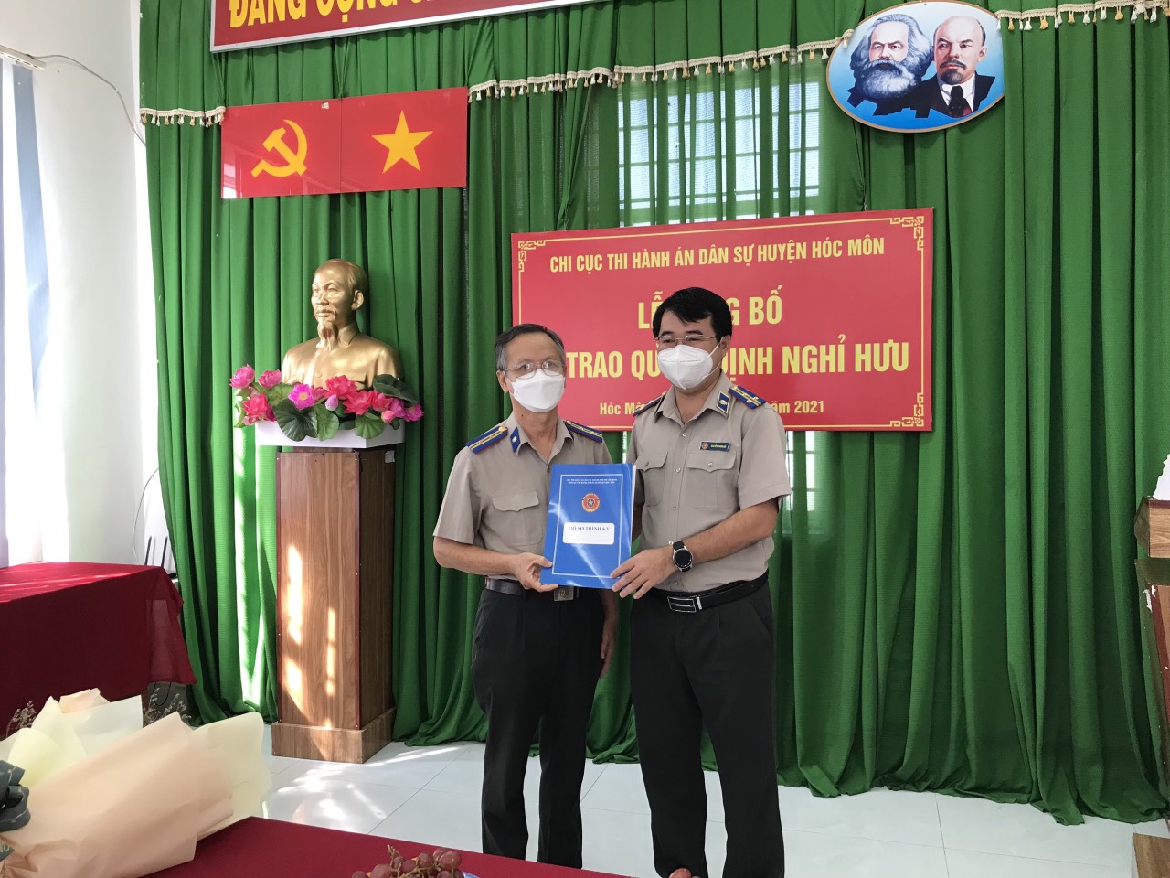 Chi cục THADS huyện Hóc Môn: Tổ chức trao Quyết định nghỉ hưu cho công chức
