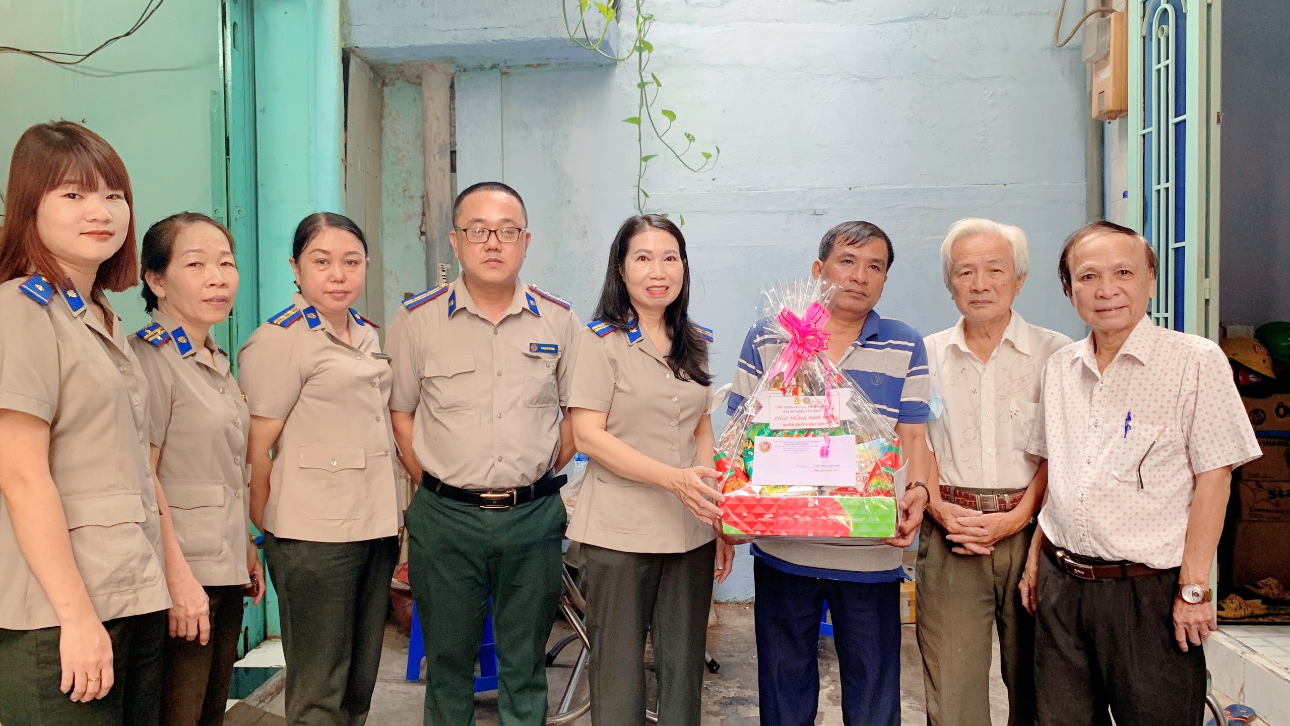 Tân Bình:  Chi cục THADS thăm và tặng quà một số gia đình nhân dịp Tết Nguyên Đán 2023