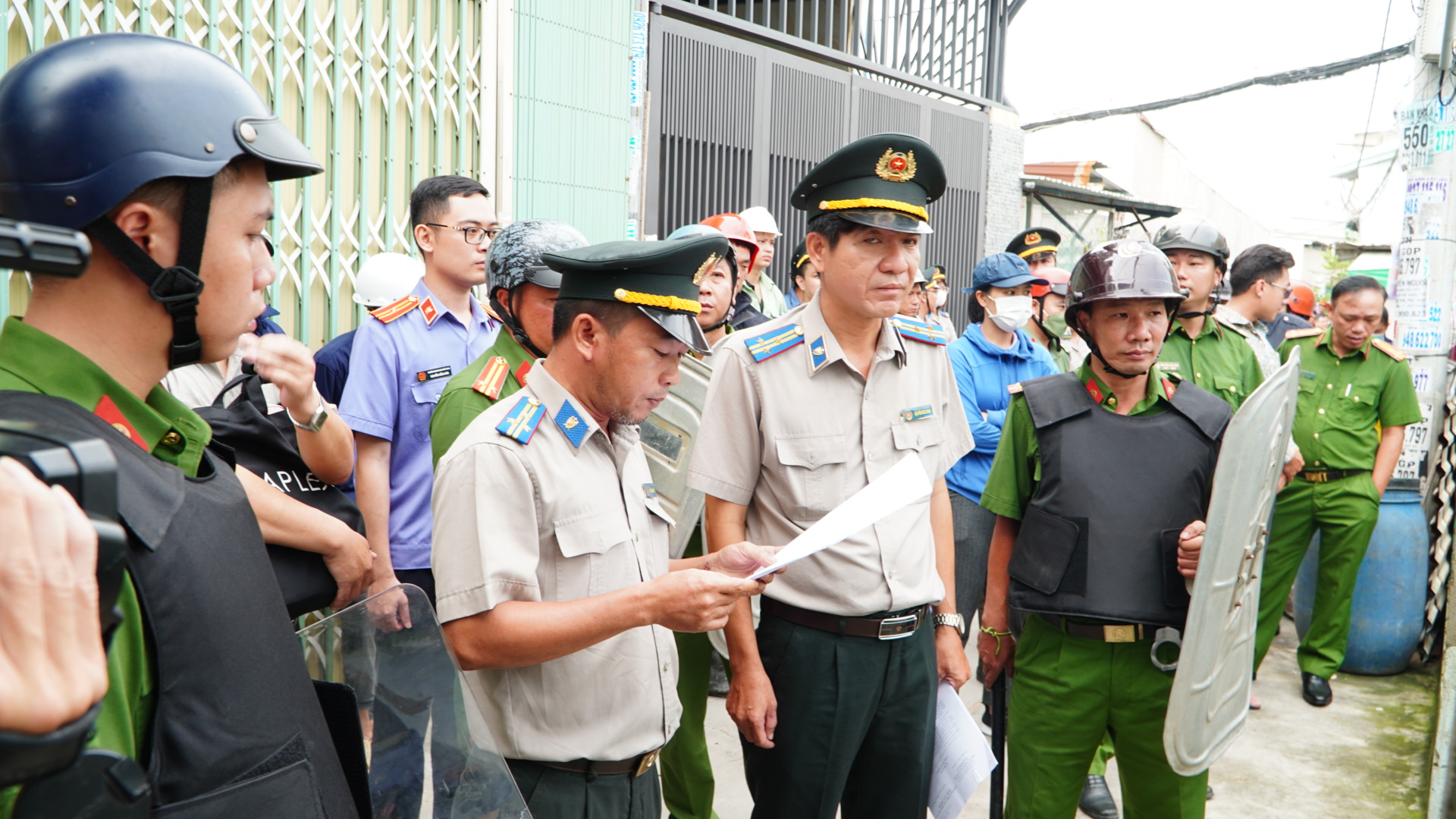 Chi cục THADS quận Bình Tân: Tổ chức cưỡng chế giao nhà cho người được thi hành án