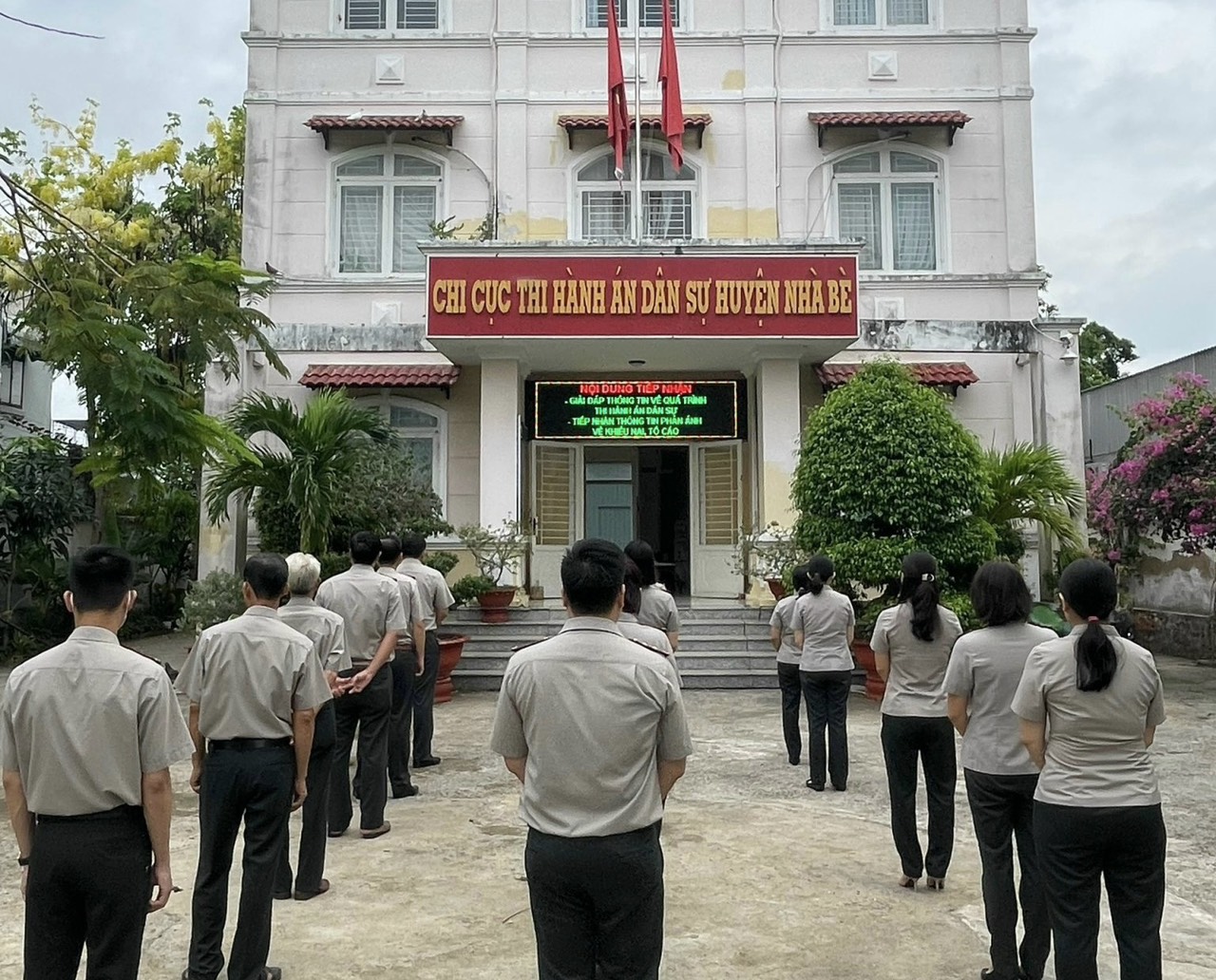 Chi cục Thi hành án dân sự huyện Nhà Bè duy trì chào cờ và sinh hoạt tư tưởng Hồ Chí Minh vào sáng thứ 2 hàng tuần tại trụ sở cơ quan.