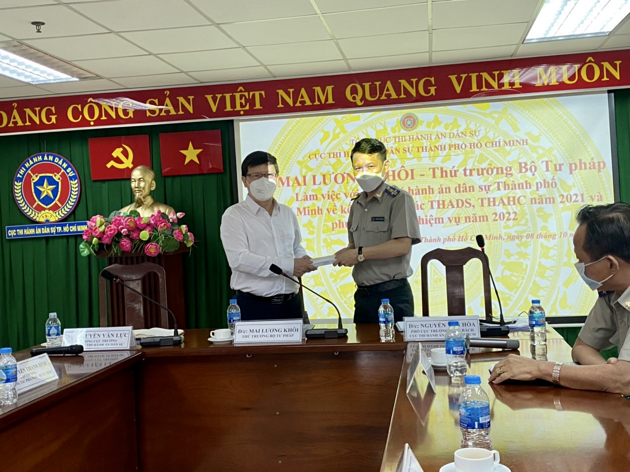 Thứ trưởng Bộ Tư pháp Mai Lương Khôi làm việc tại Cục Thi hành án dân sự Thành phố Hồ Chí Minh