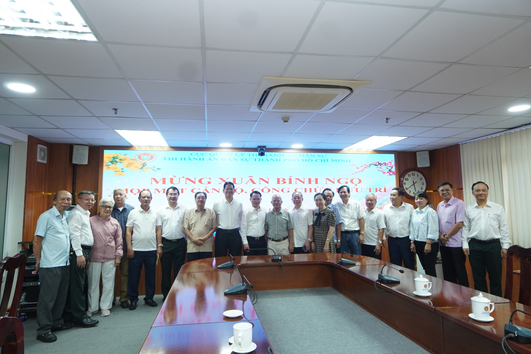 THI HÀNH ÁN DÂN SỰ THÀNH PHỐ TỔ CHỨC GẶP MẶT CÁC ĐỒNG CHÍ NGUYÊN LÀ LÃNH ĐẠO THI HÀNH ÁN DÂN SỰ THÀNH PHỐ HỒ CHÍ MINH