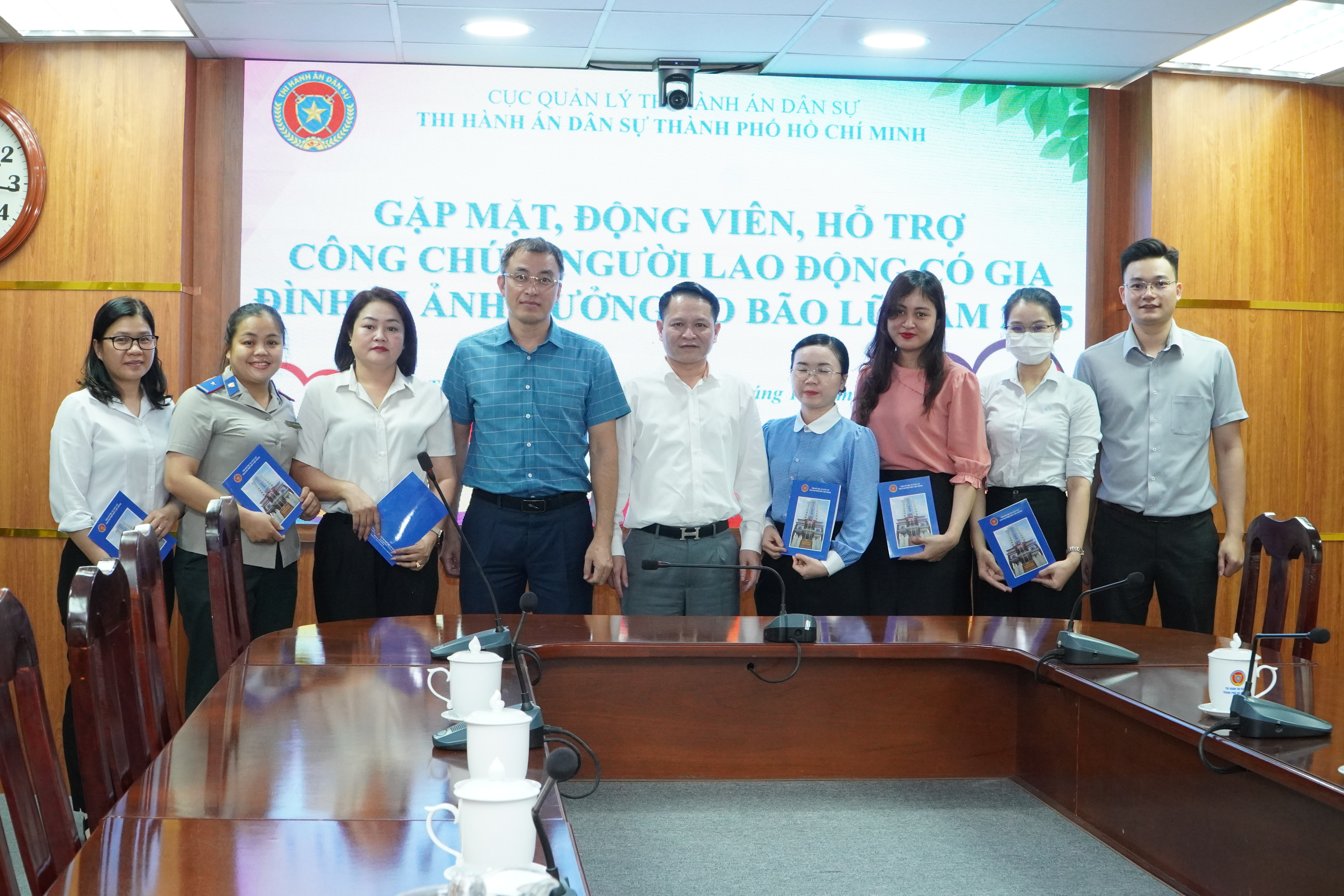 THI HÀNH ÁN DÂN SỰ TP.HCM: GẶP MẶT, HỖ TRỢ VÀ ĐỘNG VIÊN CÔNG CHỨC, NGƯỜI LAO ĐỘNG CÓ GIA ĐÌNH BỊ ẢNH HƯỞNG DO BÃO LŨ NĂM 2025