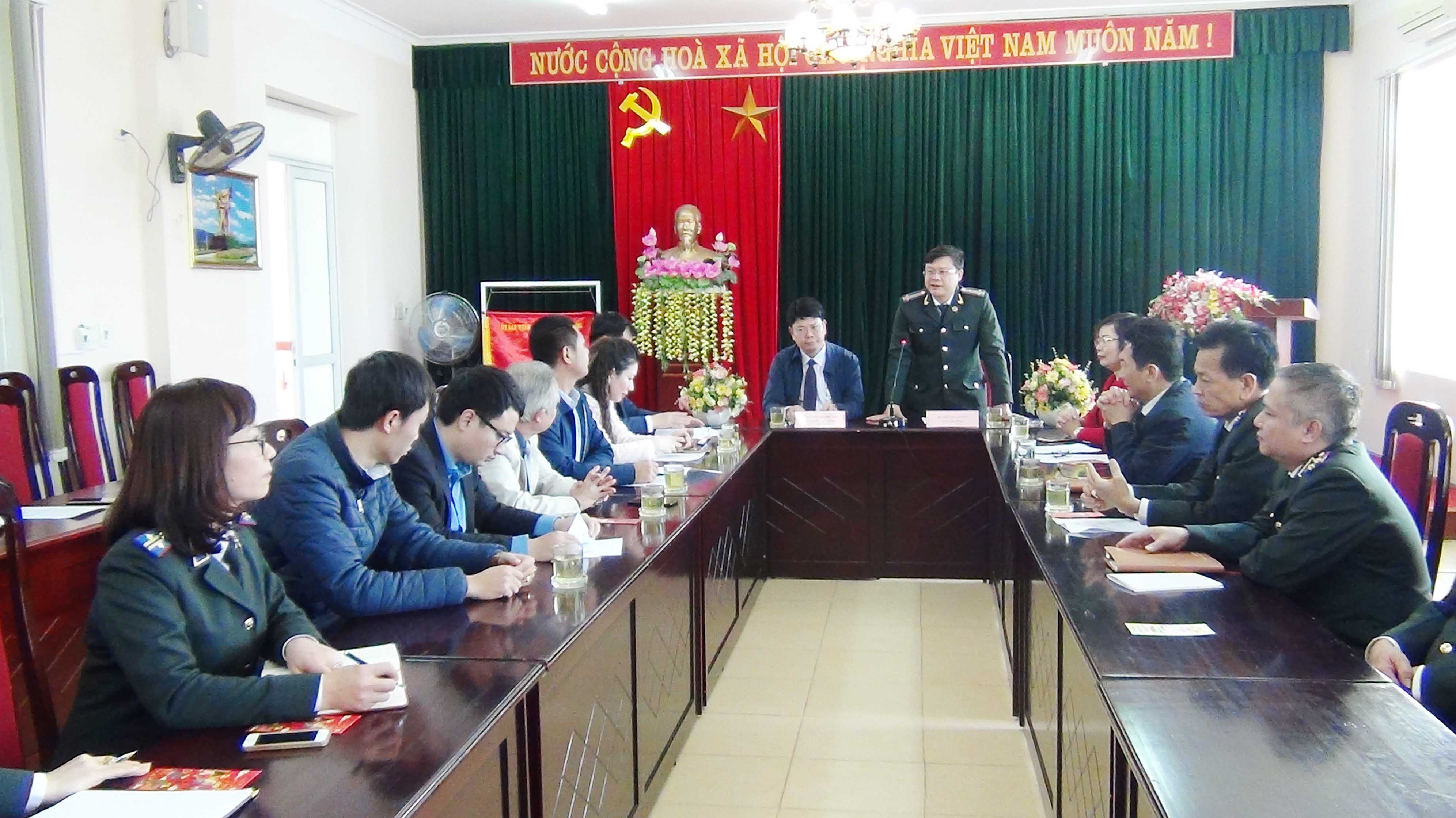 Đ/c Nguyễn Tuyên Cục trưởng báo cáo công tác vớiThứ trưởng Bộ Tư pháp Nguyễn Thanh Tịnh làm việc với Cục Thi hành án dân sự tỉnh Tuyên Quang