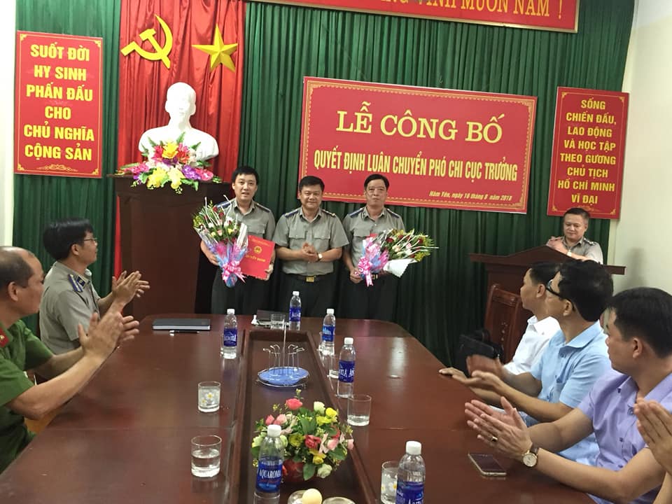 Trao quyết định luân chuyển công chức giữ chức vụ lãnh đạo Chi cục Thi hành án dân sự huyện Sơn Dương, Hàm Yên, Na Hang.