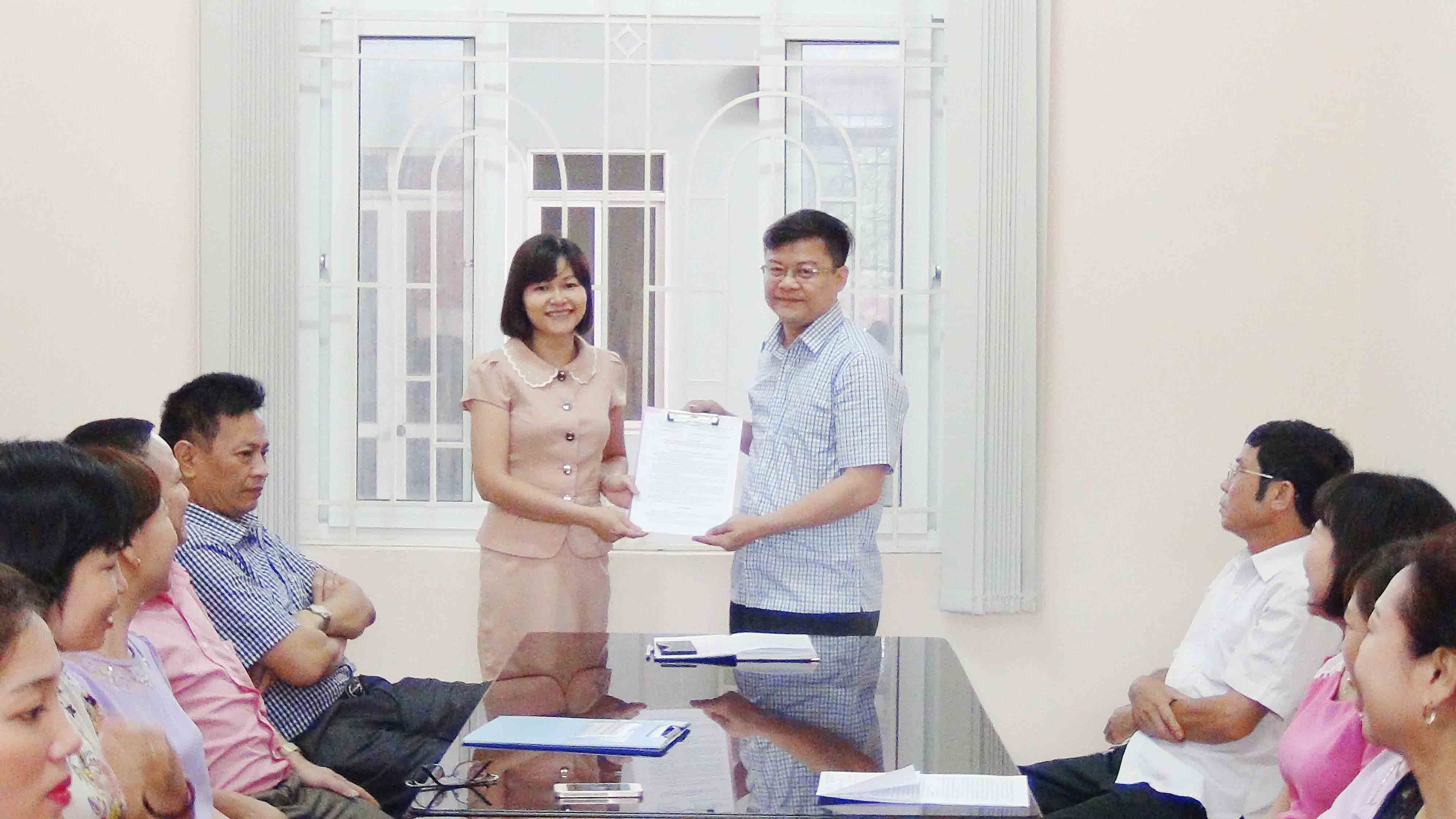 Công bố, trao Quyết định bổ nhiệm lại công chức giữ chức vụ lãnh đạo Phòng Kiểm tra và Giải quyết khiếu nại, tố cáo - Cục Thi hành án dân sự tỉnh Tuyên Quang