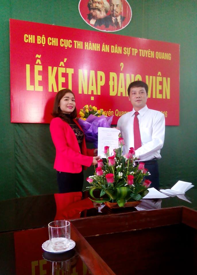Chi bộ Chi cục Thi hành án dân sự thành phố Tuyên Quang tổ chức Lễ kết nạp đảng viên