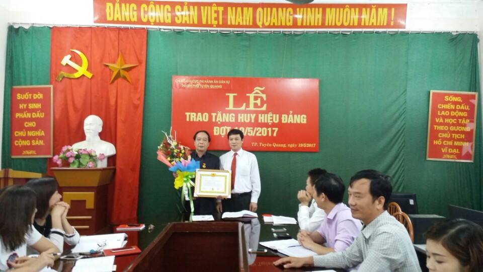 Chi bộ Chi cục Thi hành án dân sự thành phố Tuyên Quang tổ chức Lễ trao Huy hiệu 30 năm tuổi Đảng