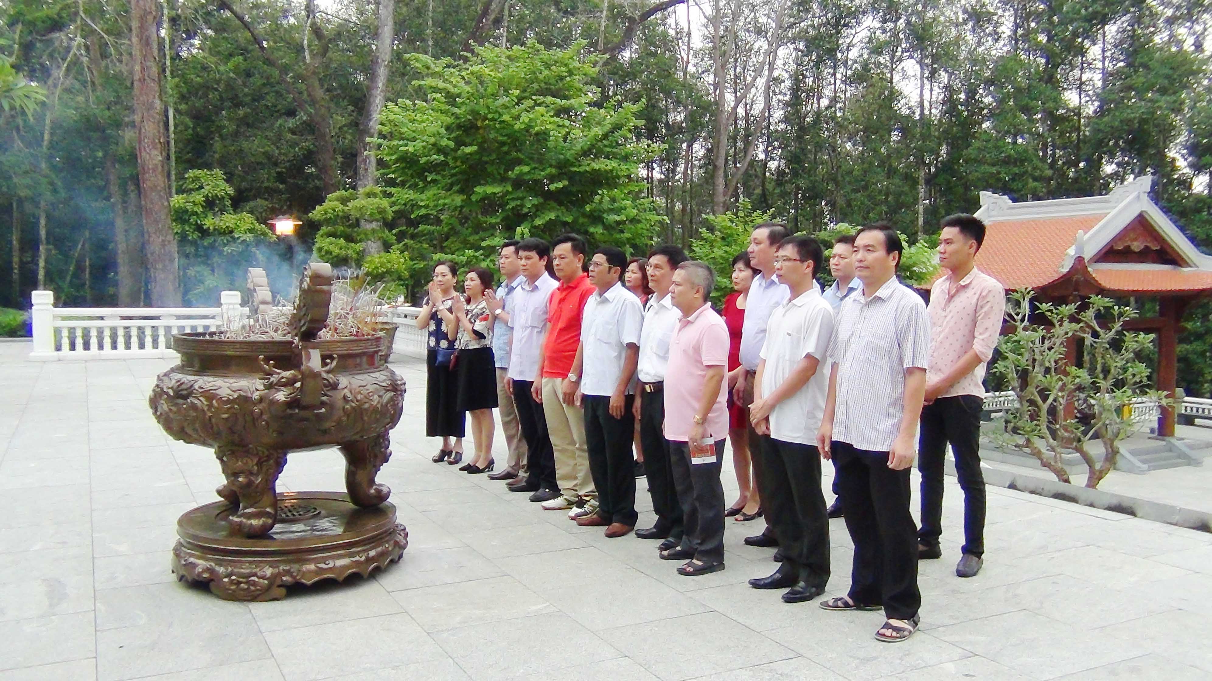 Ban vì sự tiến bộ phụ nữ Cục thi hành án dân sự tỉnh Tuyên Quang tổ chức dâng hương tưởng niệm Chủ tịch Hồ Chí Minh, tham quan Khu di tích K9 Đá Chông, Ba Vì, Hà Nội.