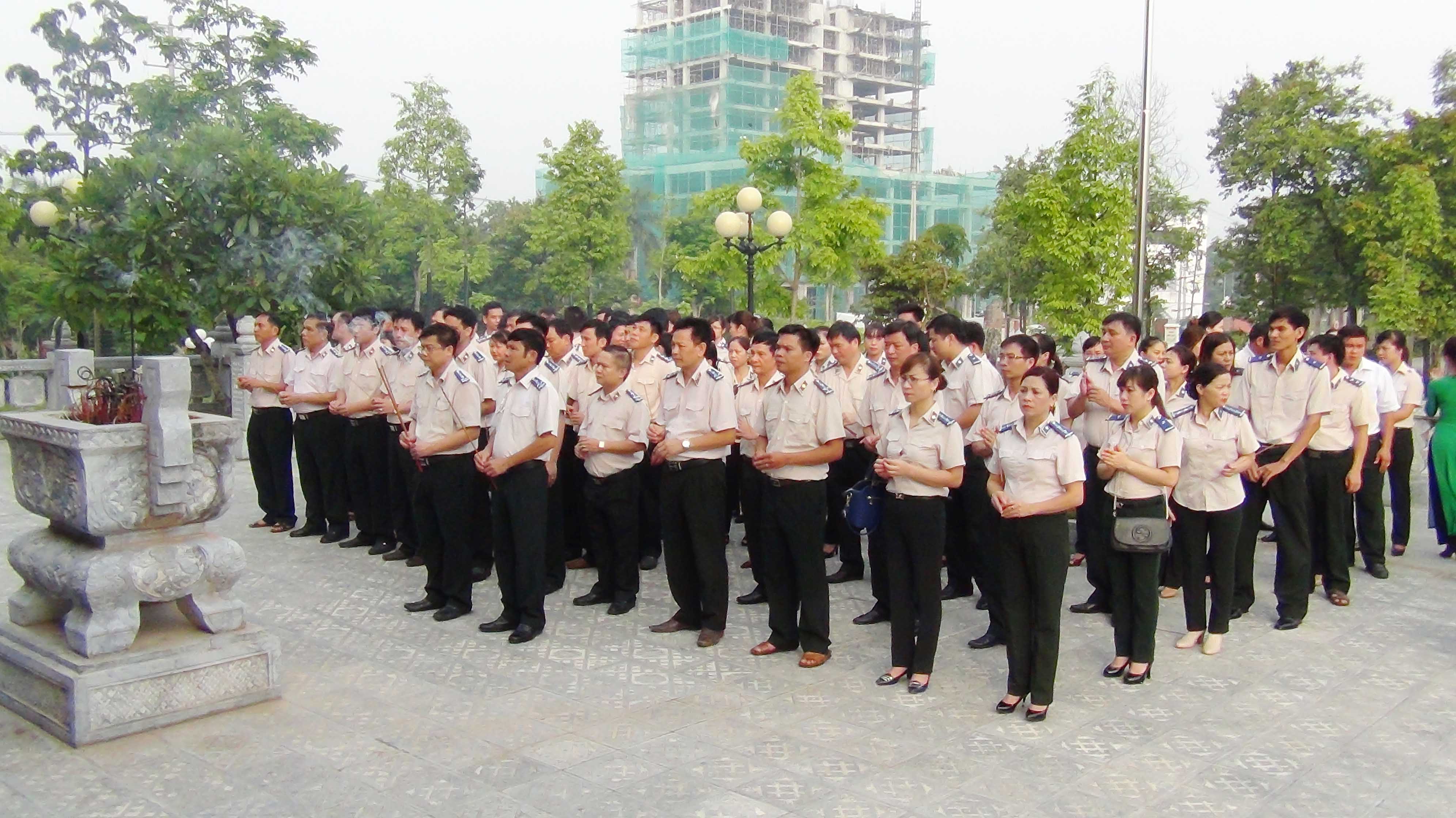 Cục Thi hành án dân sự tỉnh Tuyên Quang dâng hương, báo công tại Đền thờ Chủ tịch Hồ Chí Minh