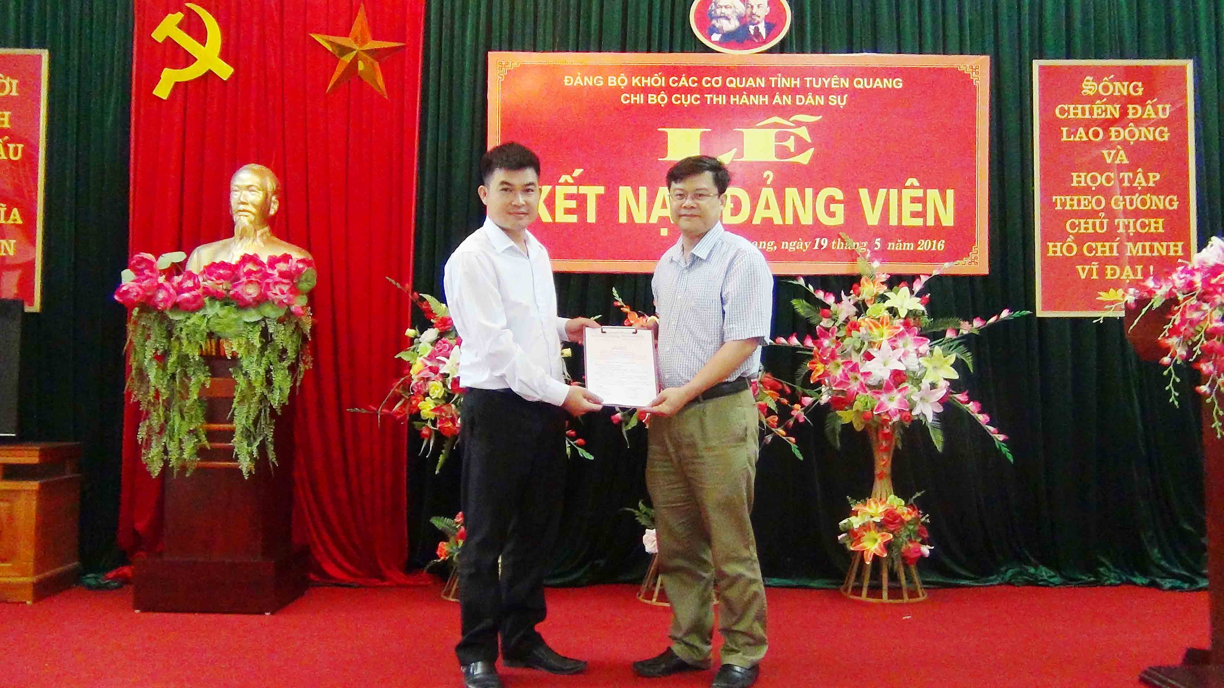 Chi bộ Cục thi hành án dân sự tổ chức lễ kết nạp đảng viên nhân dịp kỷ niệm 126 năm Ngày sinh Chủ tịch Hồ Chí Minh.