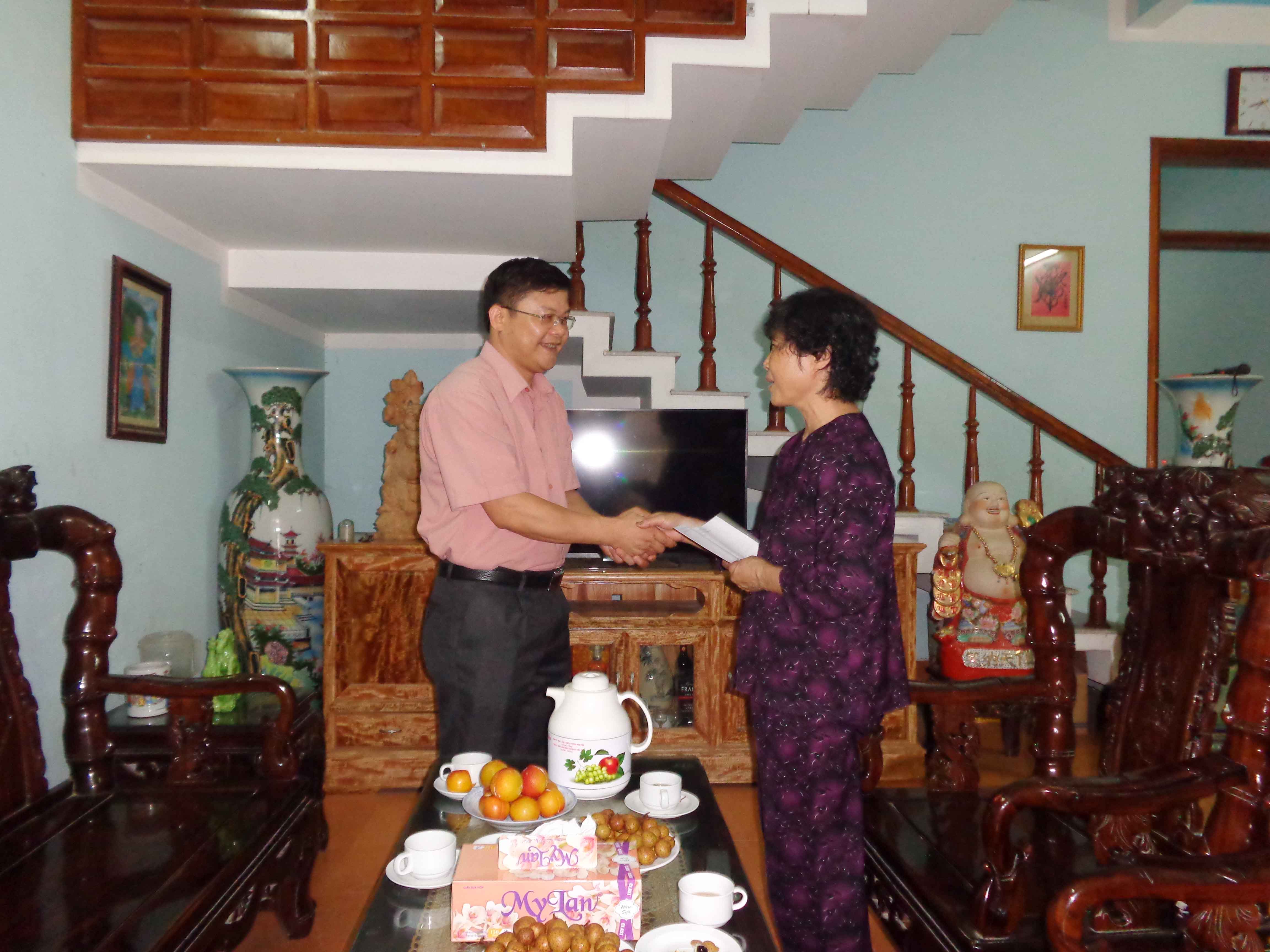 Cục Thi hành án dân sự tỉnh Tuyên Quang: Thăm, tặng quà gia đình chính sách trên địa bàn tỉnh Tuyên Quang