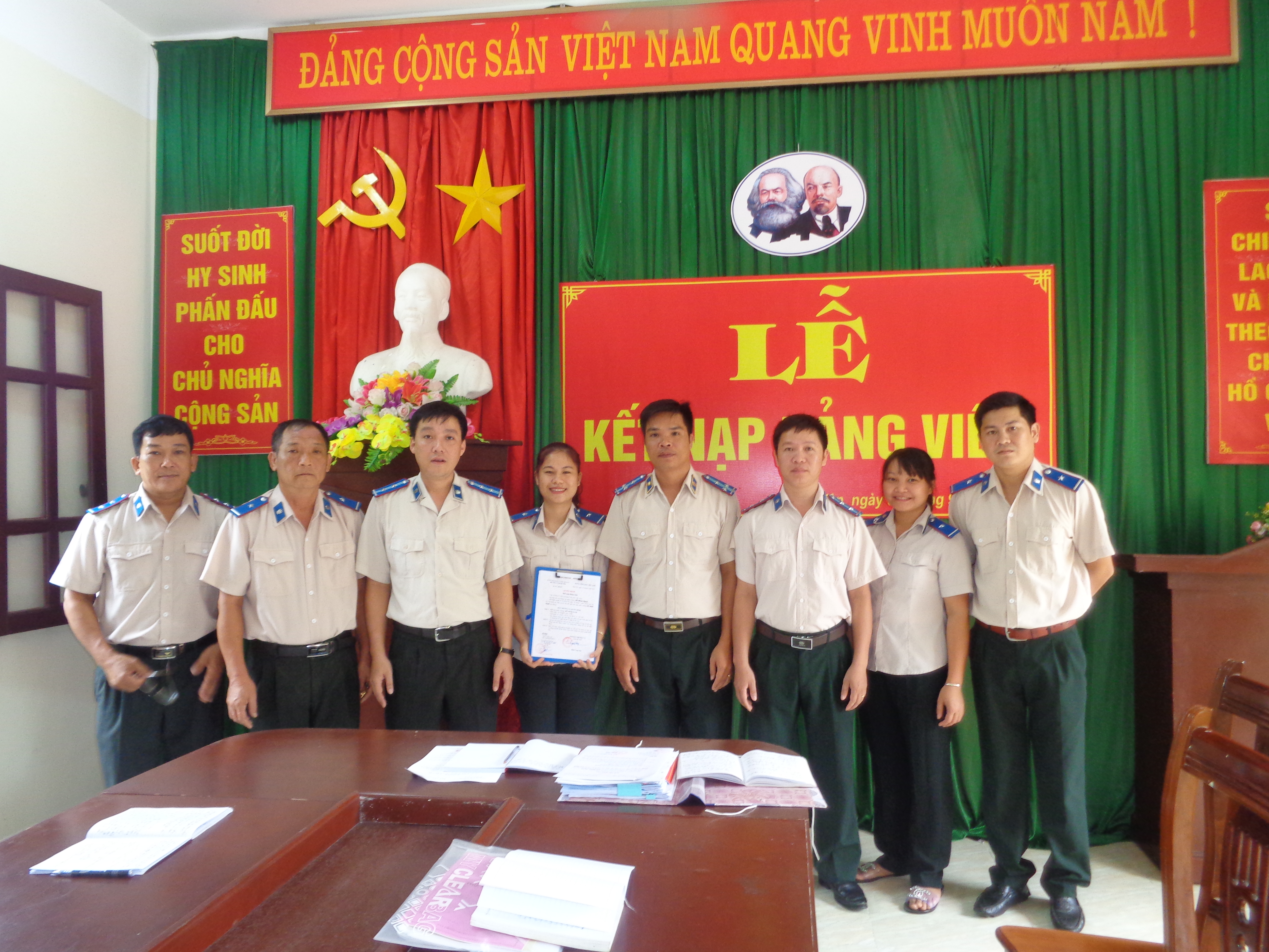 Chi bộ Chi cục Thi hành án dân sự huyện Hàm Yên tổ chức Lễ công bố, trao quyết định chỉ định chức vụ Bí thư Chi bộ và Lễ kết nạp đảng viên mới.