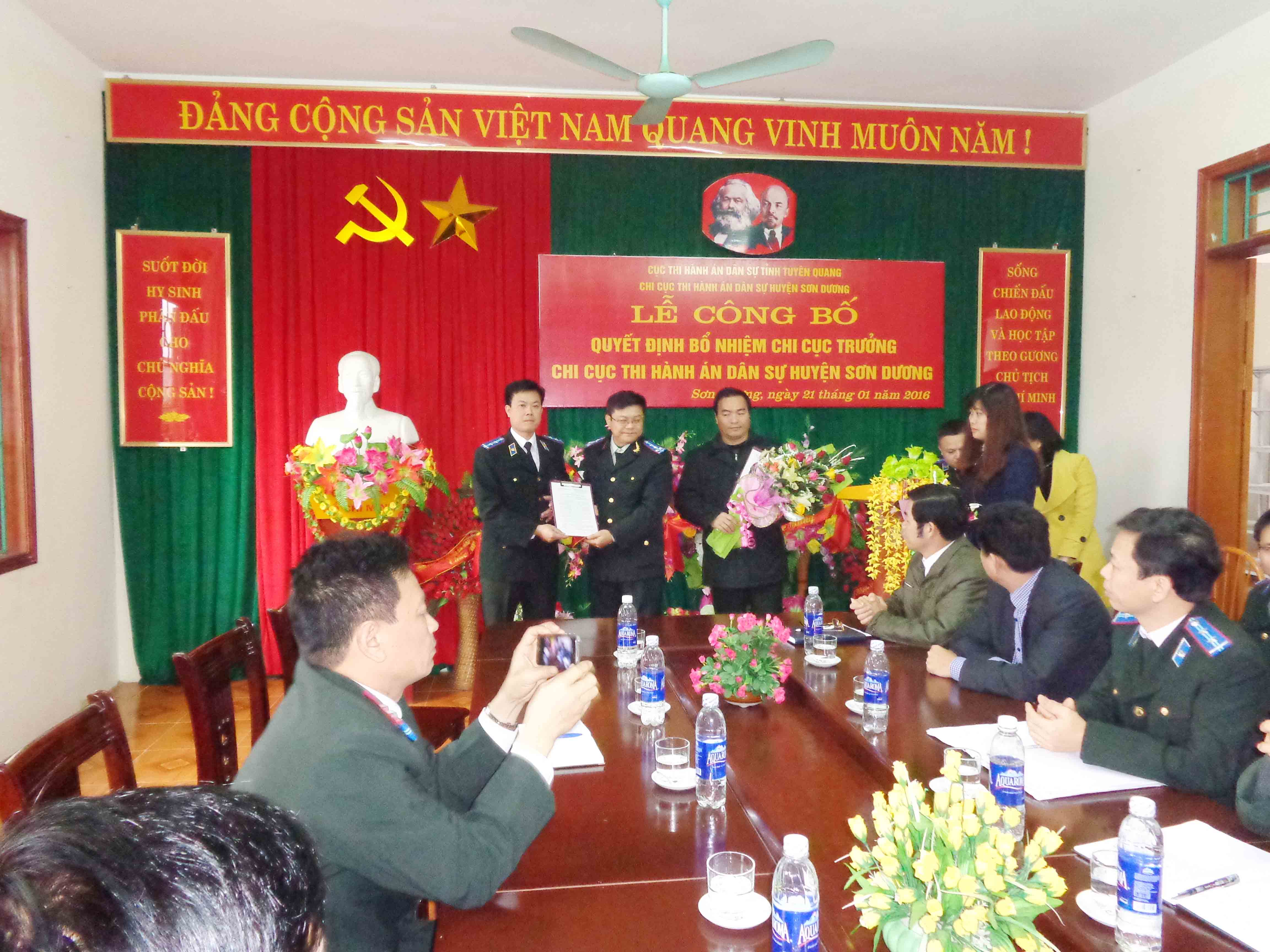 Công bố và trao Quyết định bổ nhiệm Chi cục trưởng Chi cục Thi hành án dân sự huyện Sơn Dương