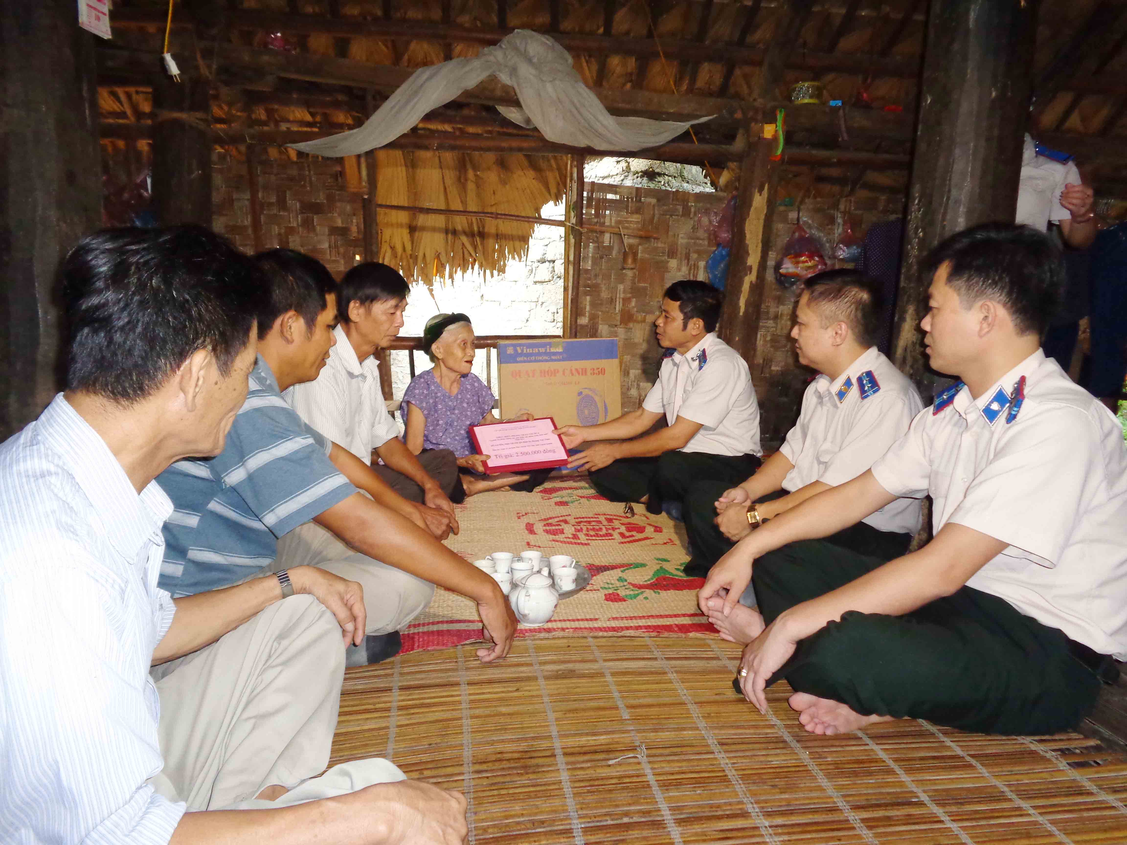 Cục Thi hành án dân sự tỉnh Tuyên Quang: Hỗ trợ 02 gia đình có hoàn cảnh đặc biệt khó khăn, góp phần “Chung sức xây dựng nông thôn mới”